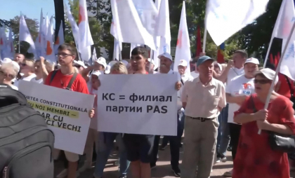 Jurământ în plen, protest în stradă: Blocul Patriotic, împreună cu zeci de simpatizanți, acuză partidul de guvernământ de capturarea Curții Constituționale și cere demisii - VIDEO