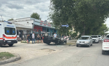 O mașină s-a răsturnat în urma unui accident rutier violent la Bălți. Poliția și ambulanța au intervenit de urgență - FOTO