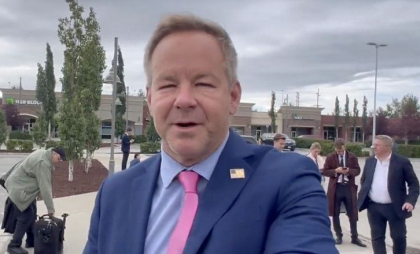 Jurnalistul american care l-a întrebat pe Zelenski de ce nu poartă costum a primit un cadou de la delegația rusă venită în Alaska - VIDEO