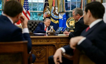 Casa Albă a postat o fotografie cu Donald Trump vorbind pe difuzor cu Vladimir Putin. Convorbirea a durat 40 de minute