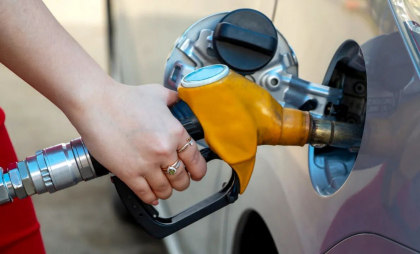 Vești bune pentru șoferi: Carburanții se ieftinesc. Noile prețuri stabilite de ANRE pentru benzină și motorină - FOTO

