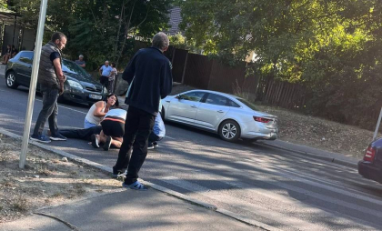O adolescentă de 14 ani - transportată la spital, după ce a fost lovită de o motocicletă pe o trecere de pietoni din capitală. Ce a depistat poliția 