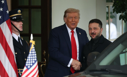 Donald Trump spune că SUA ar putea oferi sprijin aerian pentru a susţine un acord de pace în Ucraina
Donald Trump spune că SUA ar putea oferi sprijin aerian pentru a susţine un acord de pace în Ucraina