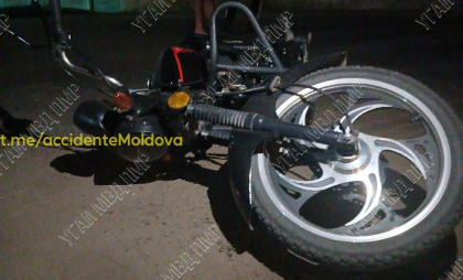Accident în stânga Nistrului. Un băiat a ajuns la spital, după ce motocicleta pe care o conducea s-a ciocnit cu un automobil - FOTO