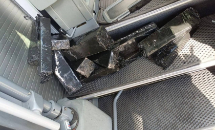 Un bărbat a pornit spre Londra cu țigări ascunse în bagaj, iar altul în Franța. Două cazuri de contrabandă cu țigarete, transportate ilegal, depistate de funcționarii vamali - FOTO