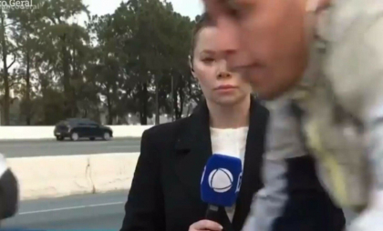 Momentul în care o jurnalistă din Brazilia este jefuită de un hoț pe bicicletă, chiar în timpul unei transmisiuni în direct - VIDEO