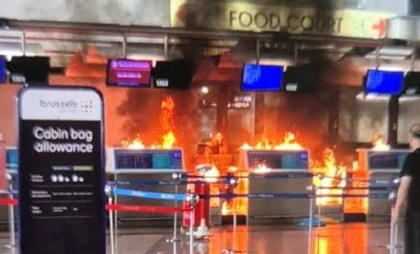 Panică pe un aeroport din Milano: un bărbat a incendiat zona de check-in. Momentul în care e doborât cu un extinctor - VIDEO
Panică pe un aeroport din Milano: un bărbat a incendiat zona de check-in. Momentul în care e doborât cu un extinctor - VIDEO