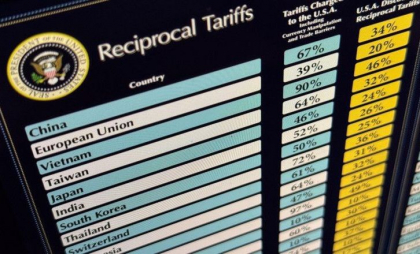 Tarifele lui Trump ar putea reduce deficitul SUA cu 4 trilioane de dolari în următorul deceniu, estimează CBO Tarifele lui Trump ar putea reduce deficitul SUA cu 4 trilioane de dolari în următorul deceniu, estimează CBO