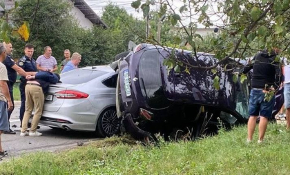 Un șofer moldovean teribilist, urmărit de poliție, a provocat un accident în România. O persoană a ajuns la spital - FOTO