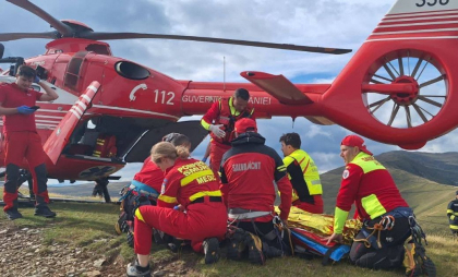 Patru tineri au murit, iar unul se află în stare gravă la spital, după ce s-au răsturnat cu mașina într-o prăpastie, în Munții din România Patru tineri au murit, iar unul se află în stare gravă la spital, după ce s-au răsturnat cu mașina într-o prăpastie, în Munții din România