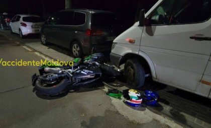 Accident în capitală. Un motociclist și pasagerul său - transportați la spital, după ce s-au lovit de un automobil - FOTO