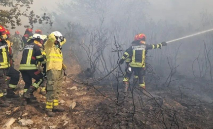 Incendiile din Spania continuă să facă ravagii, evoluția este „lentă”. Pompierii români intervin în condiții de risc ridicat Incendiile din Spania continuă să facă ravagii, evoluția este „lentă”. Pompierii români intervin în condiții de risc ridicat