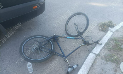 Un biciclist - transportat la spital, după ce a fost lovit de un microbuz, la Tighina. Imagini de la locul impactului - FOTO