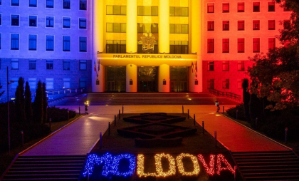 34 de ani de la proclamarea independenței Republicii Moldova. Clădirea Parlamentului, iluminată în culorile drapelului național - FOTO