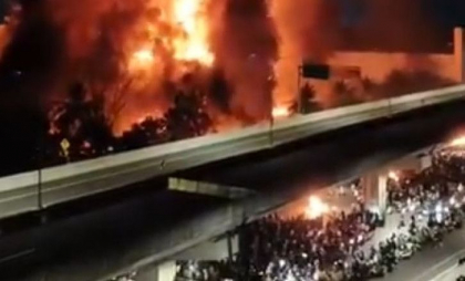 Trei persoane au murit într-un incendiu în timpul unei manifestaţii în orașul Makassar din Indonezia - VIDEO Trei persoane au murit într-un incendiu în timpul unei manifestaţii în orașul Makassar din Indonezia - VIDEO