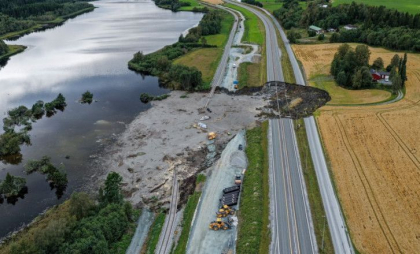 O alunecare de teren a distrus o porţiune de autostradă şi zeci de metri de cale ferată în Norvegia. Un om a murit
