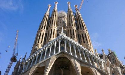 Activişti ecologişti au stropit cu vopsea roșie faţada catedralei Sagrada Familia din Barcelona - VIDEO Activişti ecologişti au stropit cu vopsea roșie faţada catedralei Sagrada Familia din Barcelona - VIDEO