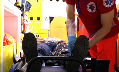 Un pacient, salvat de medici, după ce a căzut la o stație. Ce spune CNAMUP