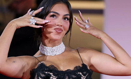 Georgina Rodriguez a atras toate privirile la Veneția. Logodnica lui Ronaldo și-a afișat inelul de 3 milioane de dolari - FOTO Georgina Rodriguez a atras toate privirile la Veneția. Logodnica lui Ronaldo și-a afișat inelul de 3 milioane de dolari - FOTO