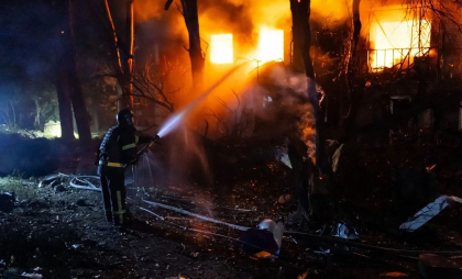 Un nou atac cu drone al rușilor în Ucraina a provocat incendii soldate cu victime într-un oraș de lângă Kiev și în Sumi Un nou atac cu drone al rușilor în Ucraina a provocat incendii soldate cu victime într-un oraș de lângă Kiev și în Sumi