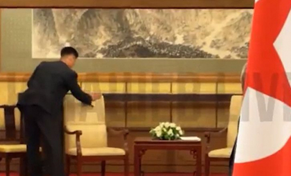 Operațiunea dezinfectarea. Cum șterg nord-coreenii urmele prezenței lui Kim Jong-un în camera în care s-a văzut cu Vladimir Putin - VIDEO