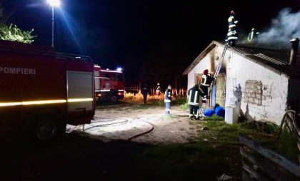 300 de animale - salvate de pompieri, după ce locul unde erau adăpostite a luat foc, la Rîșcani. Imagini de la locul incendiului - FOTO
