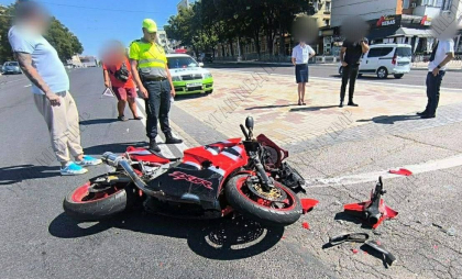 Accident grav în stânga Nistrului. Un tânăr a avut nevoie de îngrijiri medicale, după ce motocicleta sa a fost lovită de un automobil - FOTO