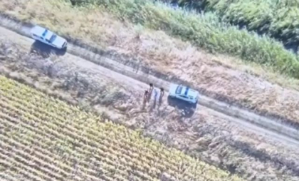 Doi bărbați din Egipt - reținuți în flagrant de către polițiștii de frontieră, în timp de încercau să treacă ilegal frontiera spre România, la Leușeni. Imagini surprinse cu drona - VIDEO