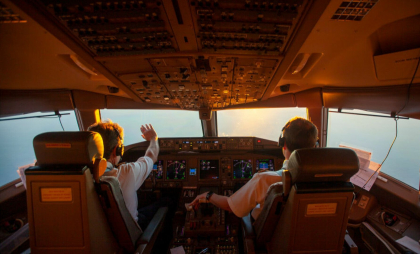 Incident șocant în cabina de zbor. Un pilot aflat sub influența drogurilor a încercat să oprească avionul în timpul zborului. Unde s-a întâmplat totul
