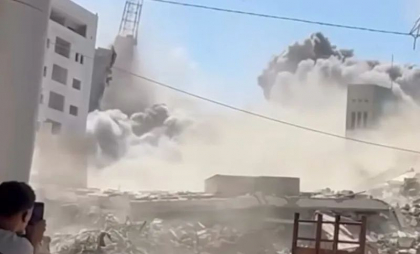 Momentul în care un bloc turn din oraşul Gaza se prăbușește după o lovitură a armatei israeliene - VIDEO
