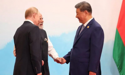 Diplomația dură a lui Trump îi face pe rivalii săi să se apropie. „Îi place să-și pună aliații la colț pentru a obține concesii, dar riscă să-i trimită în brațele Chinei”
Diplomația dură a lui Trump îi face pe rivalii săi să se apropie. „Îi place să-și pună aliații la colț pentru a obține concesii, dar riscă să-i trimită în brațele Chinei”