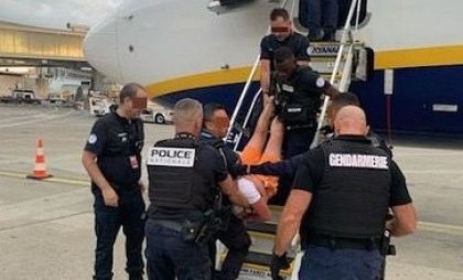 Un avion Ryanair către Spania a fost redirecționat după ce un bărbat beat a încercat să deschidă ușile în zbor. Ce s-a întâmplat