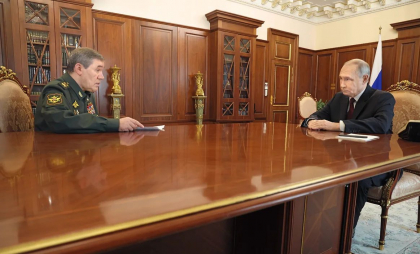 Putin l-a decorat cu „Ordinul Curajului” pe unul dintre deținătorii de valize nucleare din Rusia Putin l-a decorat cu „Ordinul Curajului” pe unul dintre deținătorii de valize nucleare din Rusia