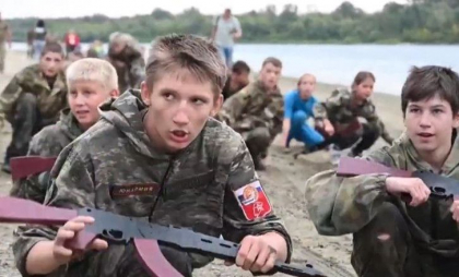 Copiii lui Putin. Minori dintr-o regiune rusă au fost puși să simuleze un marș în condiții de război: „Hai, Mașa!” - VIDEO