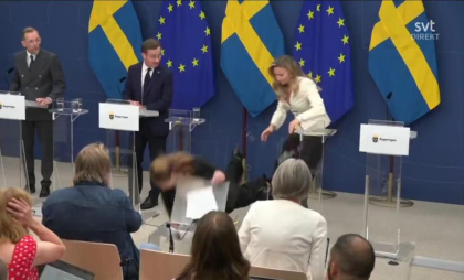 Ministrul Sănătății din Suedia a leșinat în timpul unei conferințe de presă în direct - VIDEO Ministrul Sănătății din Suedia a leșinat în timpul unei conferințe de presă în direct - VIDEO