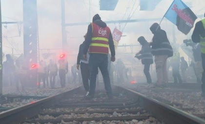 Gara Lyon din Paris a fost ocupată de manifestanți. Aproape 300 de persoane au fost deja arestate Gara Lyon din Paris a fost ocupată de manifestanți. Aproape 300 de persoane au fost deja arestate