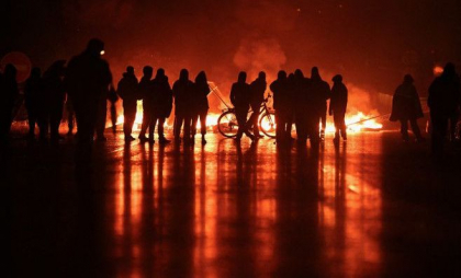 Demonstrații violente în Franța împotriva măsurilor de austeritate: obiecte incendiate, baricade ridicate, ciocniri cu poliția - FOTO