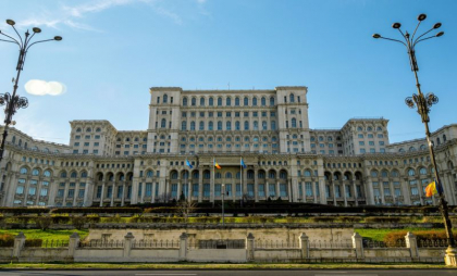 O femeie din Republica Moldova - prinsă cu șase cuțite la intrarea în Parlamentul român