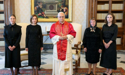 Maia Sandu împreună cu mama și sora sa - primite în audiență de Papa Leon. Imagini publicate de Vatican - FOTO