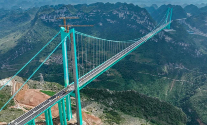 China a inaugurat cel mai mare pod suspendat din lume, după un proiect inovator. Are cale ferată, autostradă și șosea
China a inaugurat cel mai mare pod suspendat din lume, după un proiect inovator. Are cale ferată, autostradă și șosea