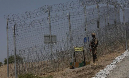 Convoi militar, prins într-o ambuscadă în Pakistan de talibani: Cel puțin 12 soldați au fost uciși, atacatorii au fugit cu armamentul