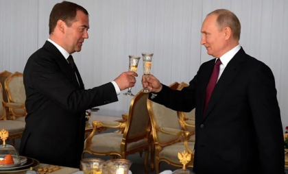 Vladimir Putin l-a decorat pe Dmitri Medvedev. Ce spune decretul prezidențial Vladimir Putin l-a decorat pe Dmitri Medvedev. Ce spune decretul prezidențial