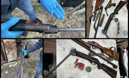 Doi bărbați din raionul Orhei, surprinși cu arme deținute ilegal în locuințe: Poliția a descins și a ridicat un întreg arsenal - FOTO