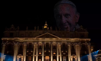 Imagini spectaculoase la Vatican: 3.500 de drone au luminat cerul și au creat portretul Papei Francisc - VIDEO
