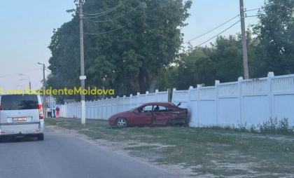 Doi șoferi - transportați la spital în urma unui accident în capitală. Imagini surprinse de martori - FOTO