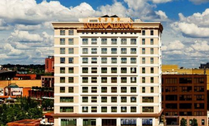 Incident electoral controversat la Hotelul Internațional din Iași: 13 moldoveni, surprinși în timp ce sunau cetățeni din Moldova pentru a-i îndemna să voteze blocul „patriotic” Incident electoral controversat la Hotelul Internațional din Iași: 13 moldoveni, surprinși în timp ce sunau cetățeni din Moldova pentru a-i îndemna să voteze blocul „patriotic”