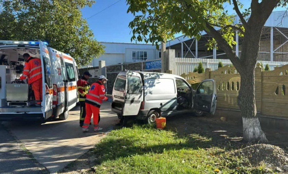 Accident tragic la Costești. Un șofer a murit, iar două pasagere au ajuns la spital, după ce mașina în care se aflau s-a ciocnit într-un gard 