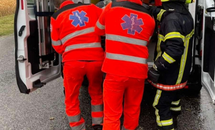 Un șofer a ajuns la spital, după ce s-a izbit cu mașina într-un copac, la Ungheni. Salvatorii l-au descarcerat din automobil