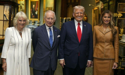 Donald Trump a plecat de la Castelul Windsor spre întâlnirea cu Keir Starmer. O fotografie memorabilă cu familia regală
Donald Trump a plecat de la Castelul Windsor spre întâlnirea cu Keir Starmer. O fotografie memorabilă cu familia regală