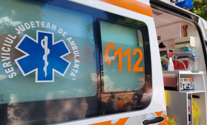 Elevă de clasa a VII-a, luată cu ambulanța de la cursuri după ce a fumat o ţigară electronică cu substanţe psihoactive
